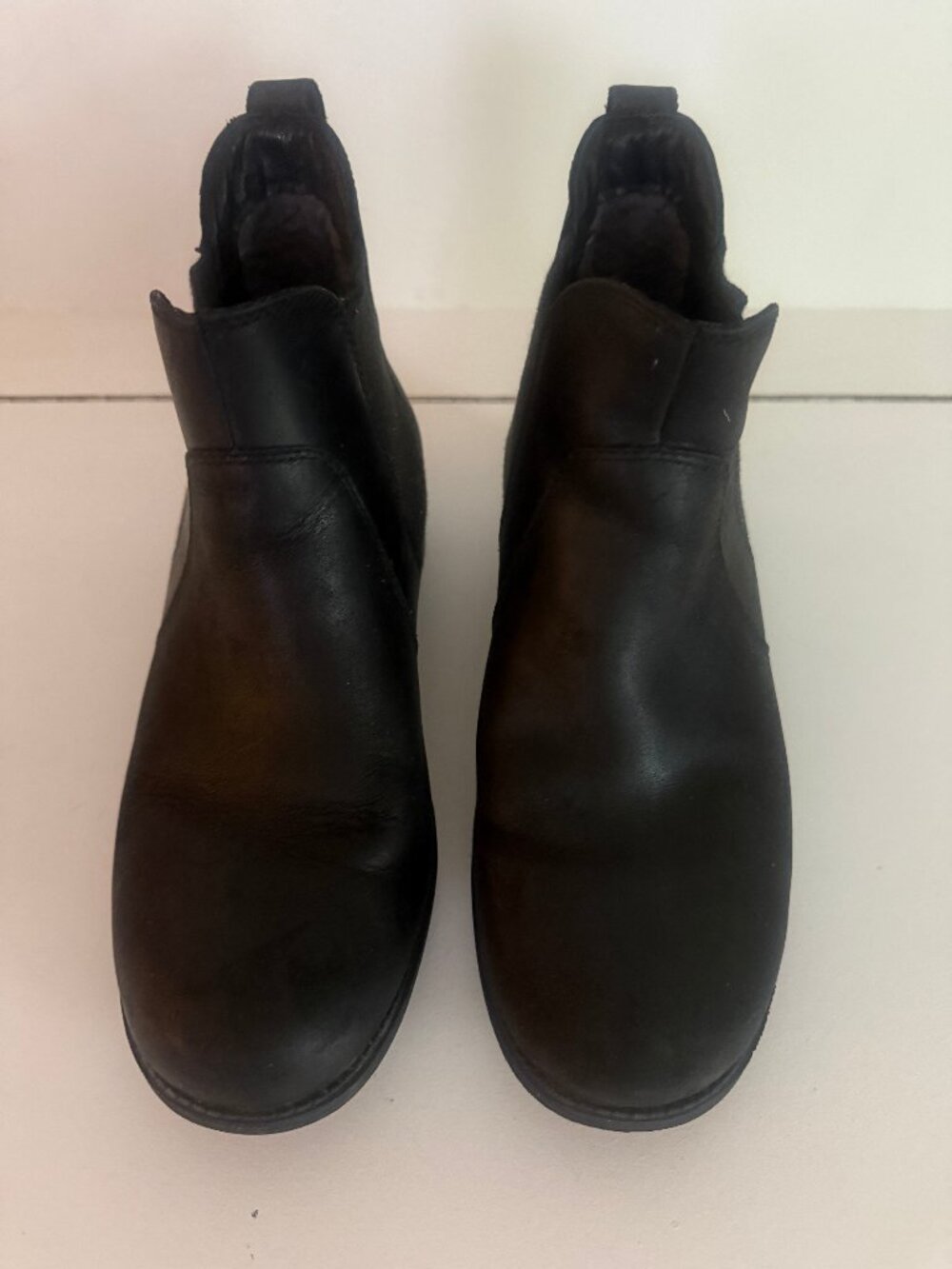UGG BLACK LEATHER CHELSEA BOOTS Women's Size 10